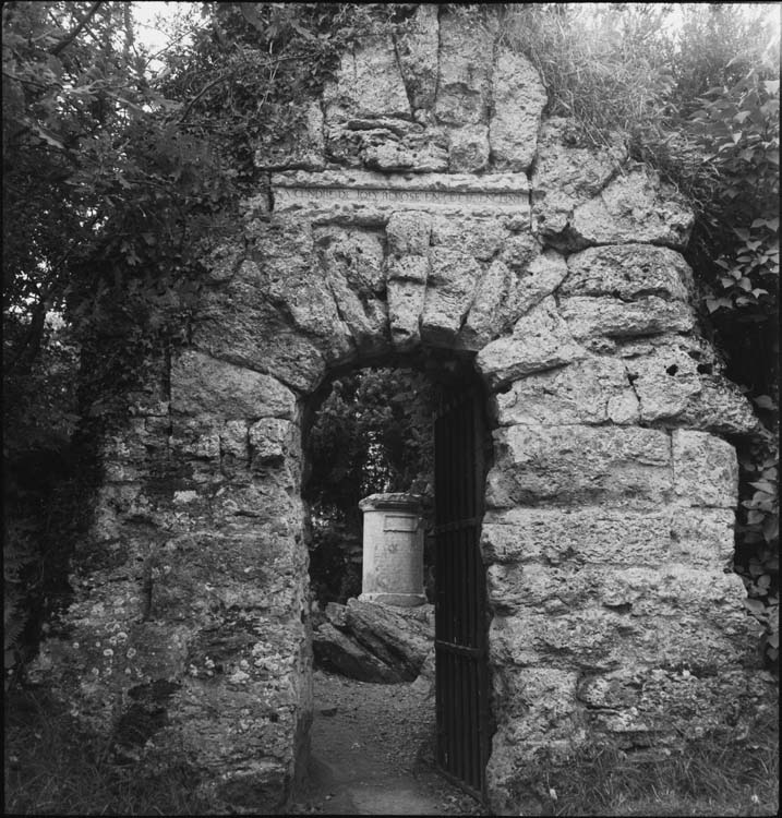 Entrée de l’enclos et stèle de la Mélancolie