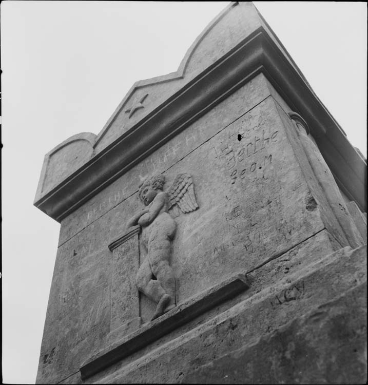 Tombeau : bas-relief représentant un ange