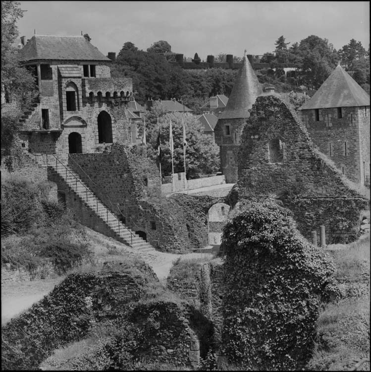 Tour de Coigny et ruines de l’avancée