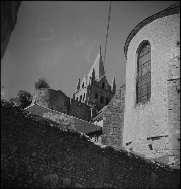 Parties hautes du clocher et tour Manassès de Garlande vue du transept sud