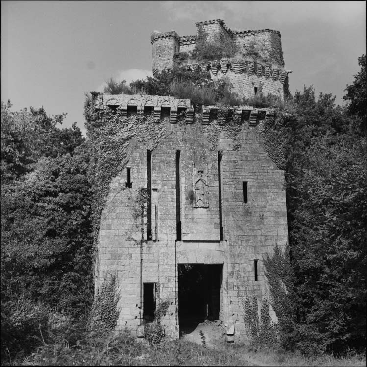 Restes de l’enceinte : porte fortifiée