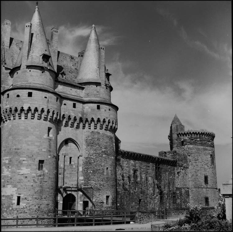 Châtelet d’entrée et tour des archives