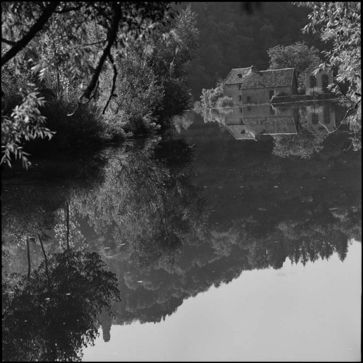 Miroir de Scey : ombre du château dans les eaux de la Loue