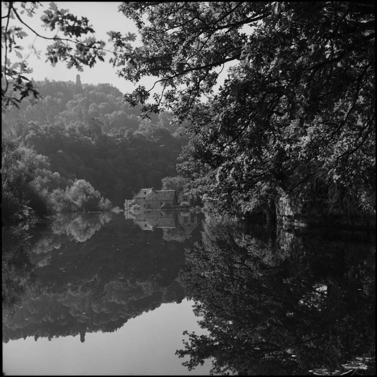 Monument en site. Miroir de Scey : reflet du château dans les eaux de la Loue