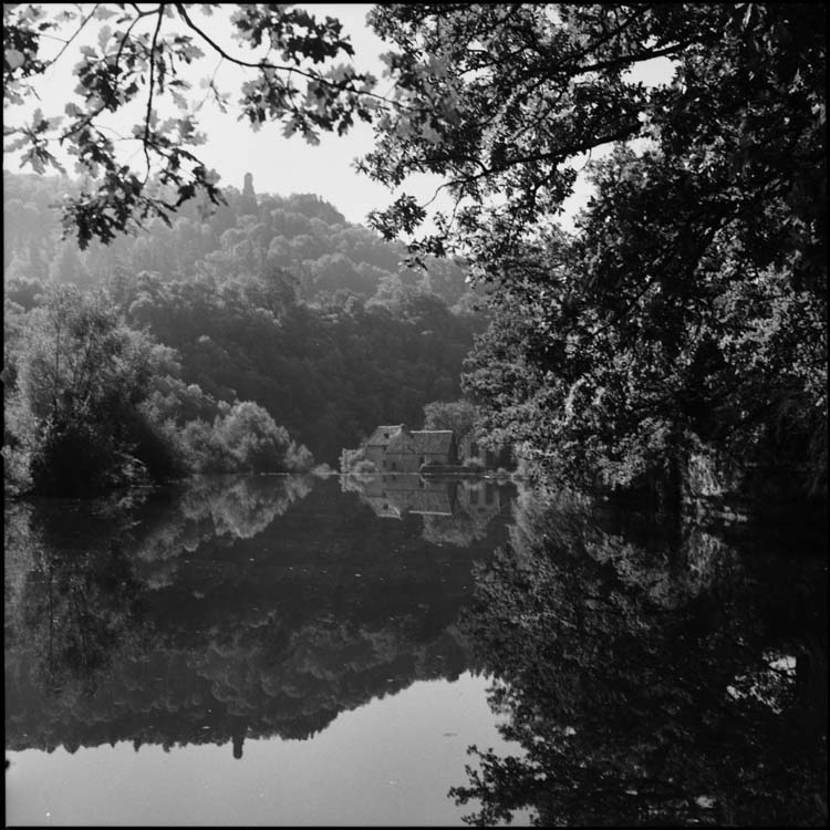 Monument en site. Miroir de Scey : reflet du château dans les eaux de la Loue