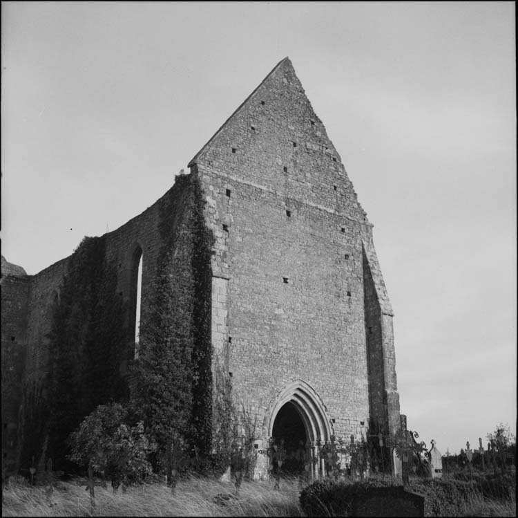 Vestiges : façade ouest sur cimetière