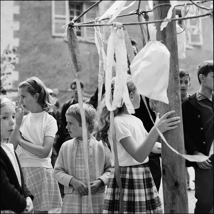 Enfants autour du mât de cocagne