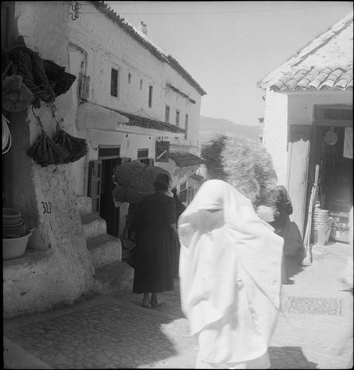 Ruelle descendante de la Médina avec passants