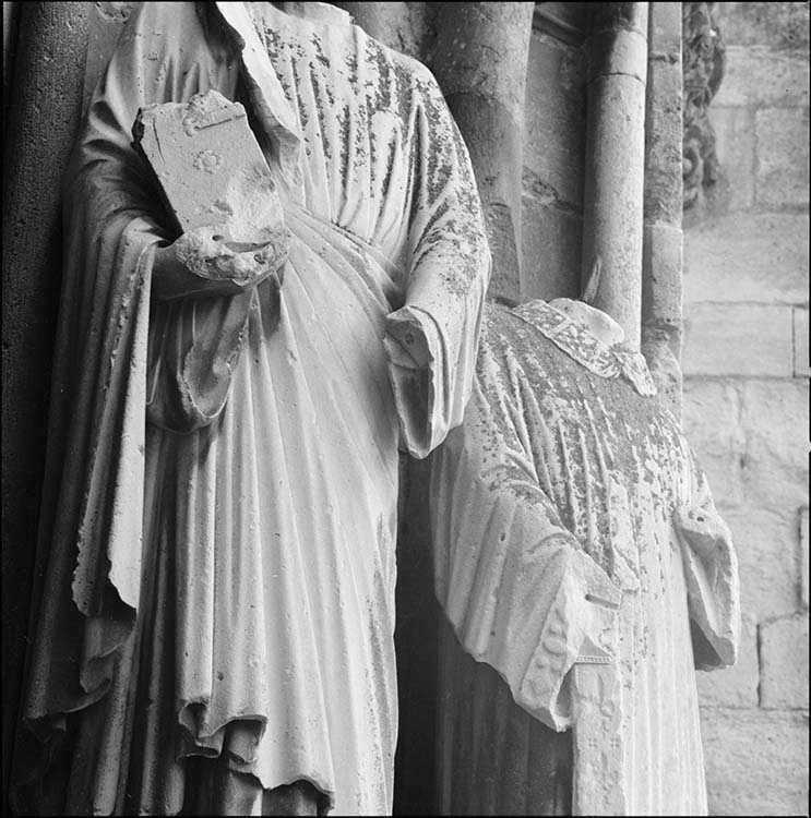 Portail occidental : statues décapitées de l’ébrasement gauche, détail des bustes