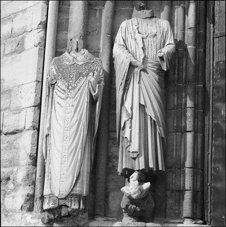 Portail occidental : statues décapitées de l’ébrasement gauche