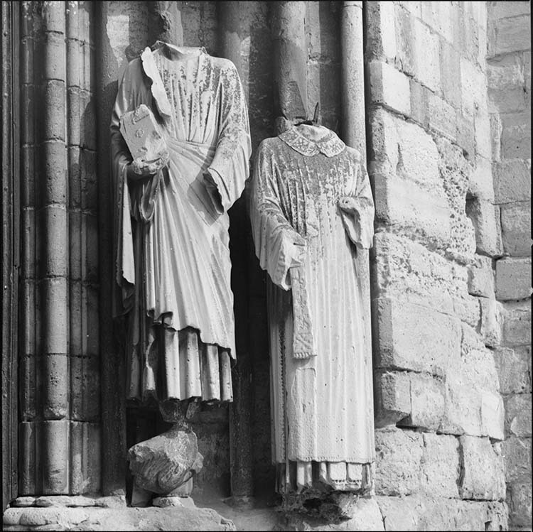 Portail occidental : statues décapitées de l’ébrasement droit