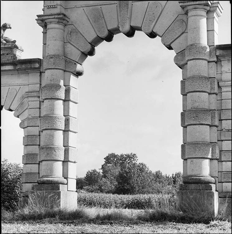 Portail monumental : arcade centrale