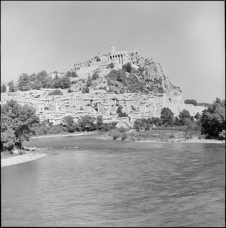 Monument dominant la Durance