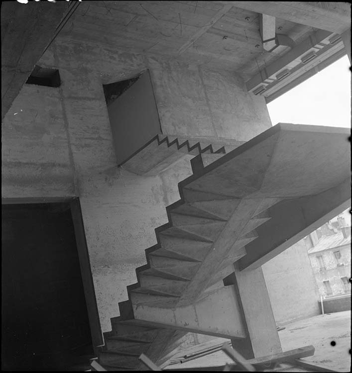 Tour centrale : escalier béton ; grands ensembles en cours de construction