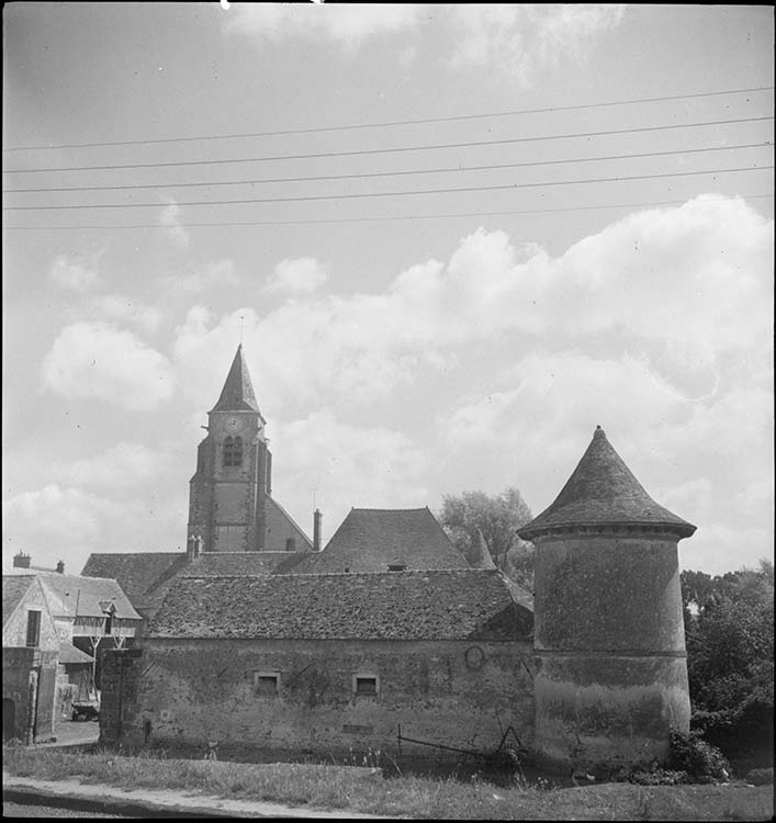 Muraille de la ferme et clocher de l’église