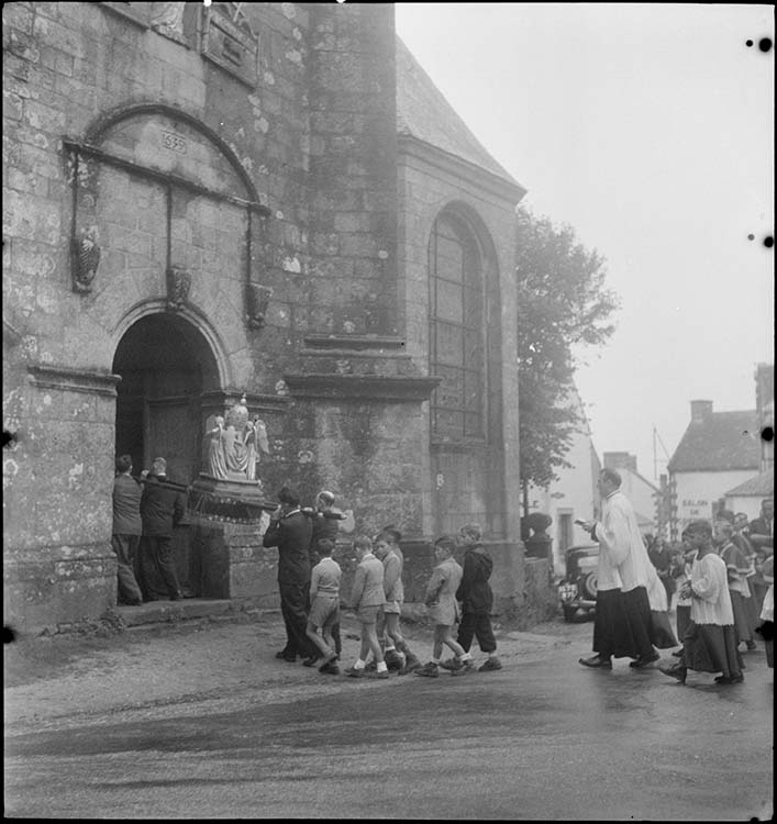 Procession à Carnac : entrée du buste-reliquaire dans l’église