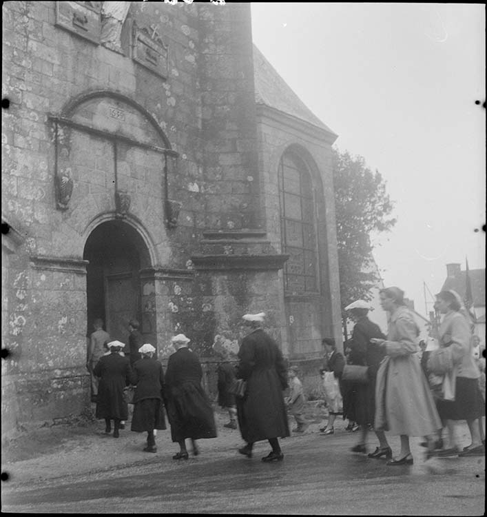 Procession à Carnac : entrée des fidèles dans l’église