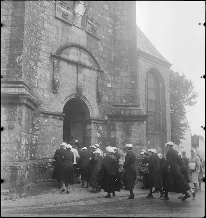 Procession à Carnac : entrée des fidèles dans l’église