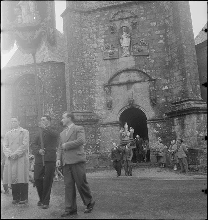 Procession à Carnac : sortie du buste-reliquaire