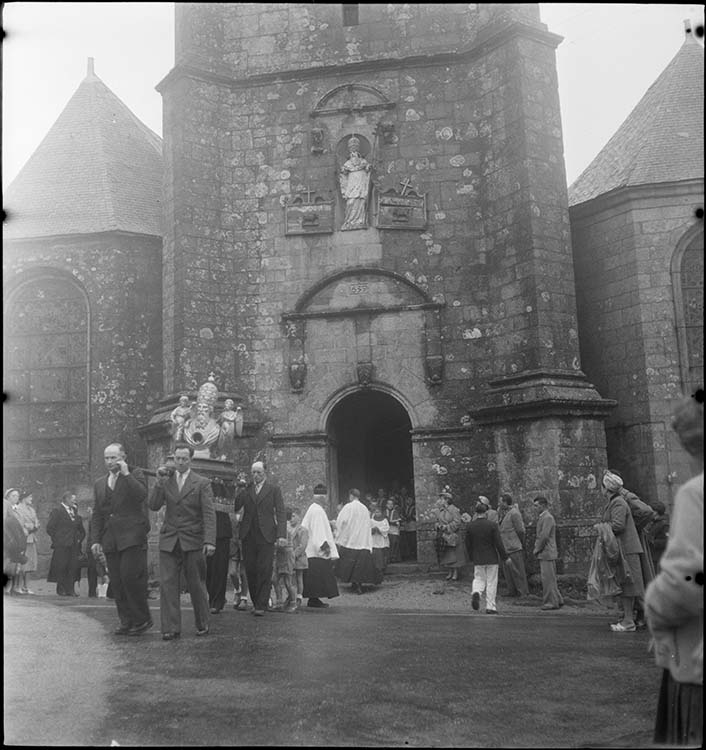 Procession à Carnac : sortie du buste-reliquaire