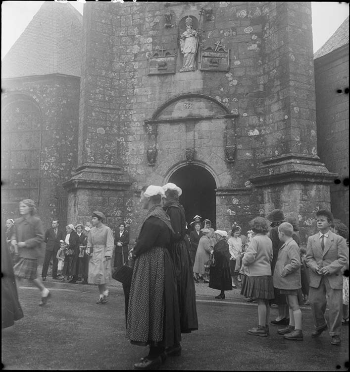 Procession à Carnac : sortie des fidèles