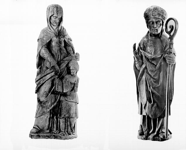 Groupe de l'Education de la Vierge en bois et statue d'un saint Evêque en bois