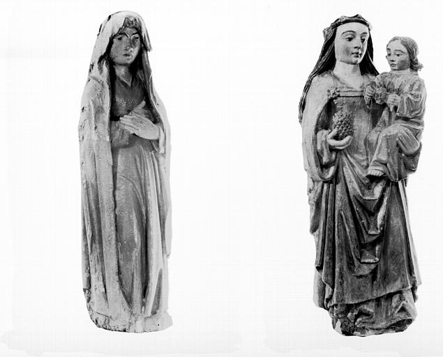 Statue de la Vierge de Calvaire en bois, côté gauche du cliché et statue de la Vierge à l'Enfant en pierre