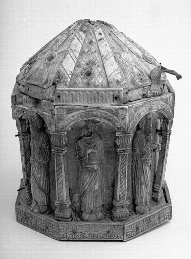 Coffret octogonal en plaques d'ivoire sculpté sur âme de bois - © Ministère de la Culture (France), Médiathèque du patrimoine et de la photographie, diffusion RMN-GP