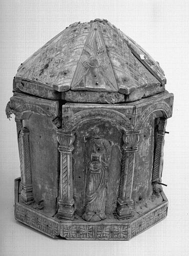 Coffret octogonal en plaques d'ivoire sculpté sur âme de bois - © Ministère de la Culture (France), Médiathèque du patrimoine et de la photographie, diffusion RMN-GP
