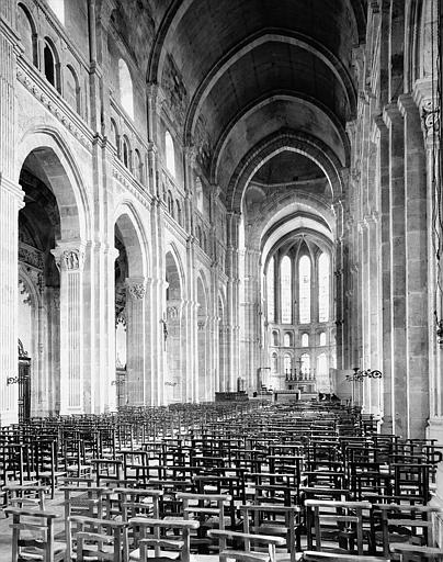 Vue intérieure de la nef vers le choeur