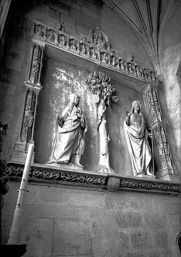 Groupe de pierre sculptée dans l'encadrement : Noli me tangere