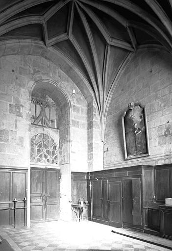 Vue intérieure de la sacristie (rez-de-chaussée de l'ancienne salle capitulaire) : Angle nord-est