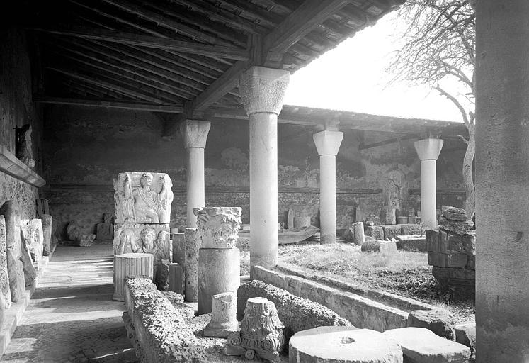 Cloître : Vue intérieure d'une galerie, dépôt lapidaire