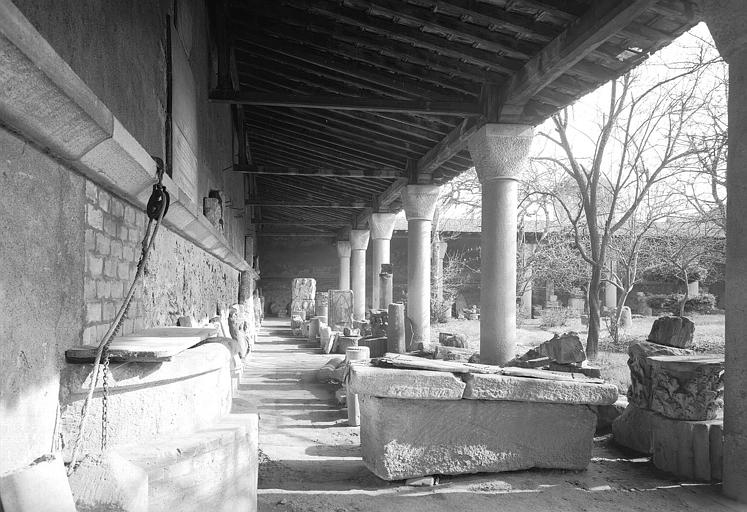 Cloître : Vue intérieure d'une galerie, dépôt lapidaire