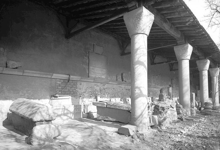 Cloître : Vue intérieure d'une galerie, dépôt lapidaire