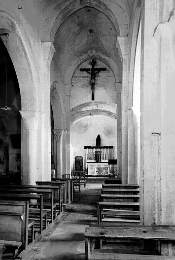 Vue intérieure de la nef vers le choeur