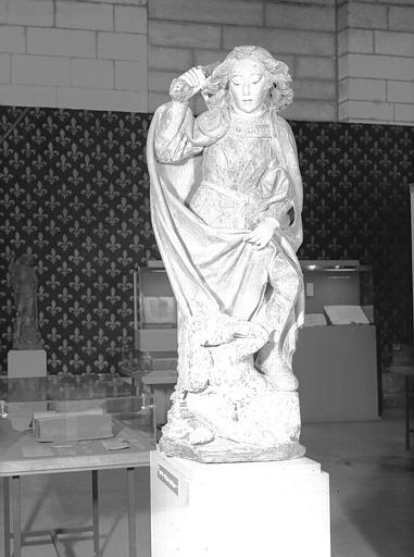 Statue en pierre de saint Michel