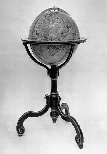 Globe terrestre sur un socle de bois - © Ministère de la Culture (France), Médiathèque du patrimoine et de la photographie, diffusion RMN-GP