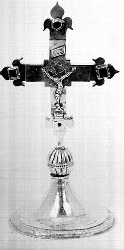 Croix d'autel en argent avec quatre pierres fines sur les fleurons (avers)