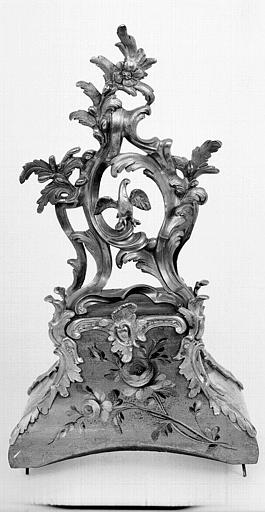 Pendule Louis XV avec cul-de-lampe, en bronze doré et vernis (Martin) : Partie supérieure - © Ministère de la Culture (France), Médiathèque du patrimoine et de la photographie, diffusion RMN-GP