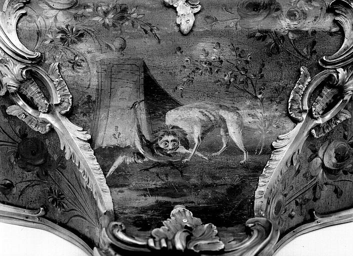 Partie inférieure de la pendule Louis XV avec cul-de-lampe, en bronze doré et vernis (Martin) : Détail - © Ministère de la Culture (France), Médiathèque du patrimoine et de la photographie, diffusion RMN-GP