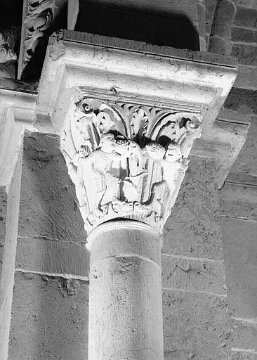 Chapiteau n° 14 de la pile nord du narthex : Deux hommes mangeant du raisin