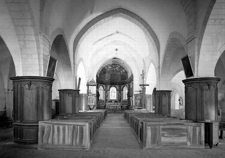 Vue intérieure de la nef vers le choeur