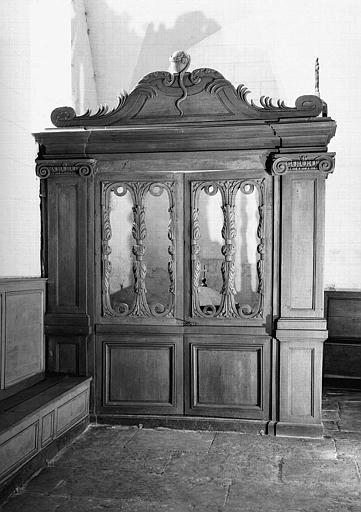 Porte du baptistère en bois sculpté