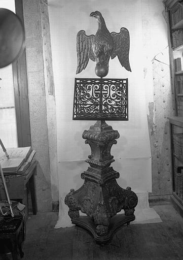 Lutrin à pupitre surmonté d'un aigle, pied de marbre et partie supérieure en bois sculpté et doré