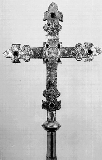 Croix processionnelle en cuivre estampé sur âme de bois (avers)