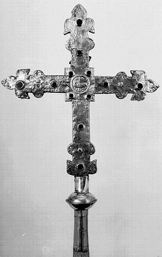 Croix processionnelle en cuivre estampé sur âme de bois (revers)