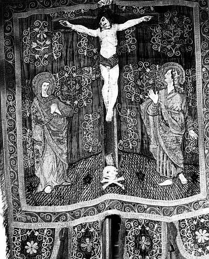 Bannière n° 1 brodée : Crucifixion entre la Vierge et saint Jean (avers)