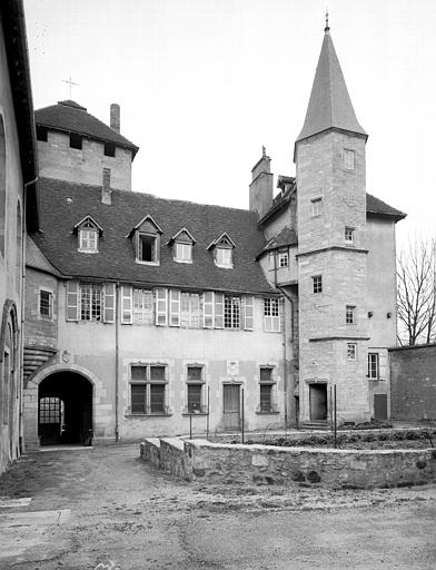 Façade intérieure et tour d'escalier