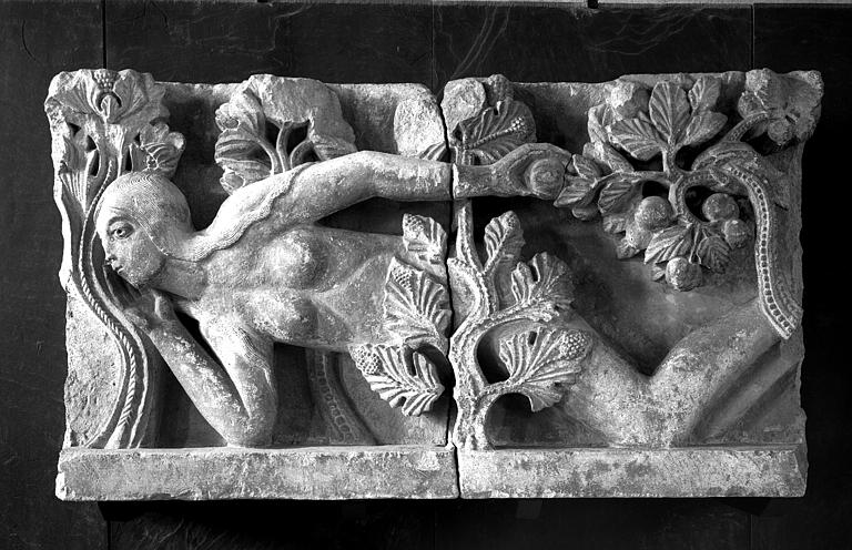 Haut-relief provenant de la cathédrale et représentant Eve, ensemble